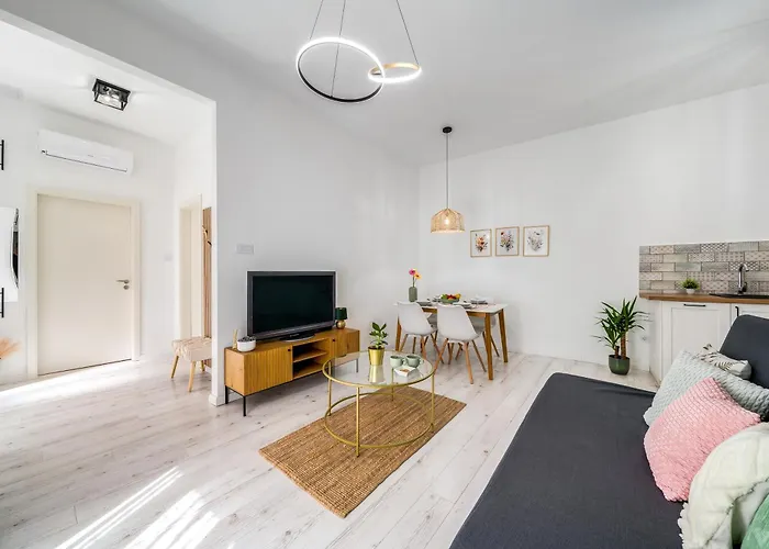 Elegant And Super Central 2Br With 2 Bathrooms *