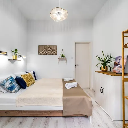 Klauzal By Stn Apartment