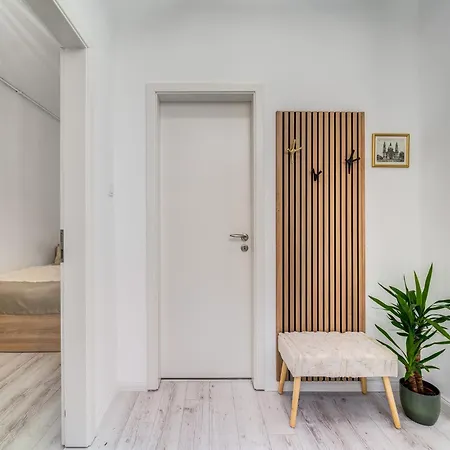 Elegant And Super 2br With 2 Bathrooms *
