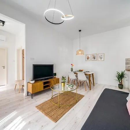 Elegant And Super Central 2Br With 2 Bathrooms *